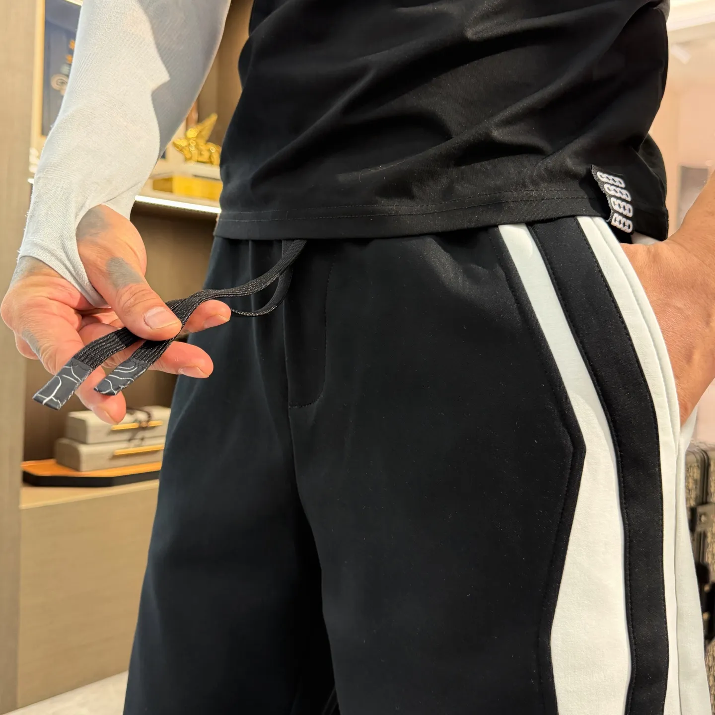 Balenciaga's three-standard complete 2026 summer New Arrival men's casual shorts, advanced custom-made Breathable fabric, Breathable fabric, extremely stretchy and comfortable, impeccable details, top-grade accessories, original logo design concept, delicate and soft feel! The upper body fit is awesome! Size: M-XXXL Please state your height and weight when ordering